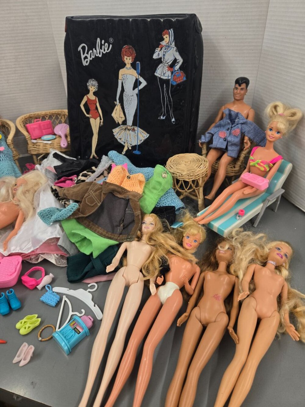 1963 Barbie Doll Case Vintage Wicker set Mixed Dolls Clothes Lot AS IS - Picture 8 of 16